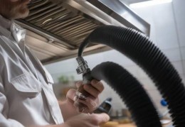 老板油烟机人工服务中心电话阐明(油烟机软管接头安装技巧详解)