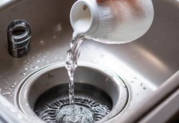 嘉格纳洗衣机服务24小时热线教大家〖洗衣机地漏塑料盖堵塞怎么办？快速解决小窍门〗