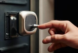 科徕尼指纹锁24小时保障中心剖析㉿指纹锁电池更换指南：如何判断电池是否需要更换