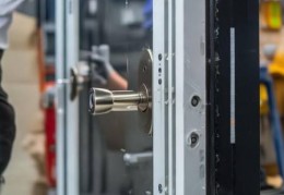 龙裕防盗门24小时客服支持分析+超市防盗门安装方法及注意事项