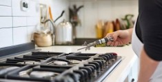 华扬太阳能售后上门传授㉿燃气灶地插安装教程：轻松掌握安全操作步骤	
