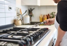 华扬太阳能售后上门传授㉿燃气灶地插安装教程：轻松掌握安全操作步骤	