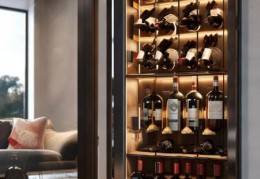 乐橙酒柜上门服务咨询解释♫红酒柜墙上置物架：巧用空间，美酒生活新体验