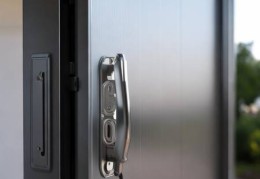 九皇防盗门统一服务专线普及☞锌合金防盗门品质评测：安全性高，实用性强